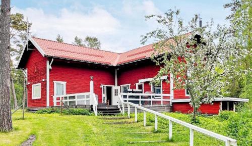 Three-Bedroom Holiday Home 