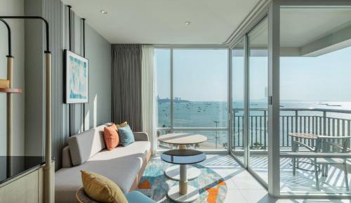 Premium King Room with Pattaya Beach view and Bay Tower