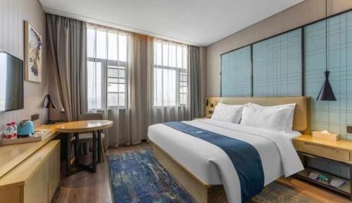 Deluxe Queen Room