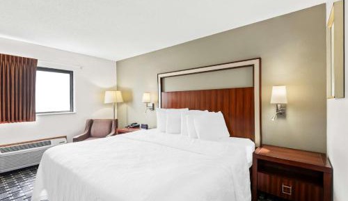 King Room with Mobility Accessible Tub and Sofa Bed