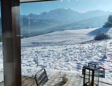 Apartment with Mountain View
