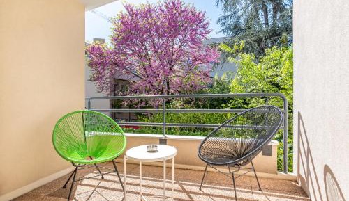 Three-Bedroom Apartment with Balcony