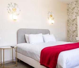 Deluxe Double Room (2 Adults + 1 Child)
