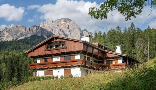 Apartment with Mountain View