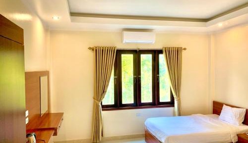 Standard Twin Room with Mountain View