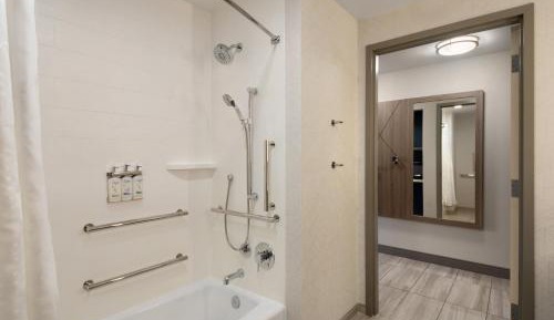 King Room - Mobility Access Tub - Non-Smoking