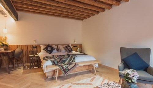 Deluxe Queen Room