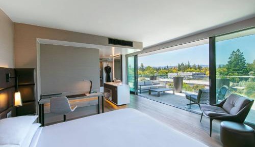 Deluxe King Room with Mountain View And Balcony