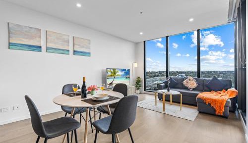 Three-Bedroom Apartment with Mountain View