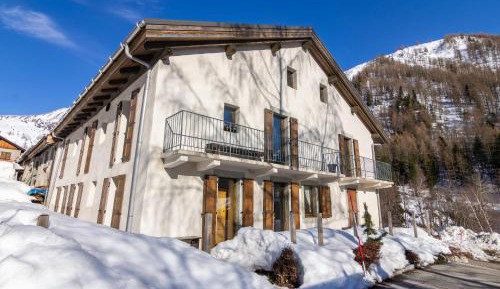 Apartment with Mountain View