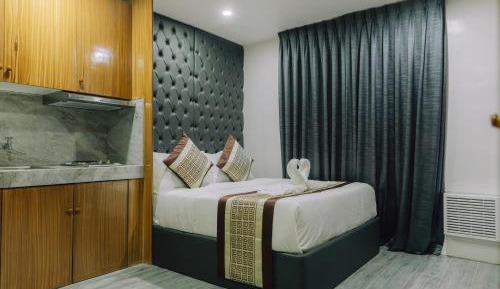 Deluxe Queen Room