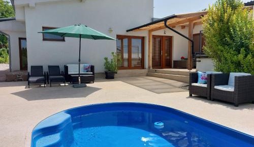Apartment with Pool View 