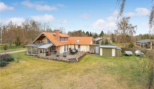 Three-Bedroom Holiday Home 