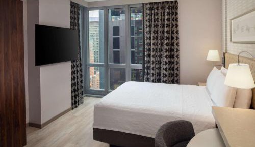 Corner Queen Room with Roll-In Shower - Mobility Access