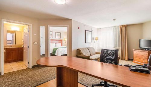 Efficiency King Suite - Non-Smoking