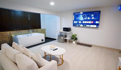 Family Junior Suite with Hot Tub (4 Adults)