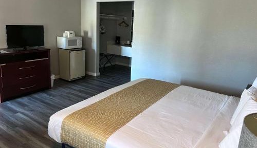 King Room with Roll-In Shower - Mobility Access/Non-Smoking