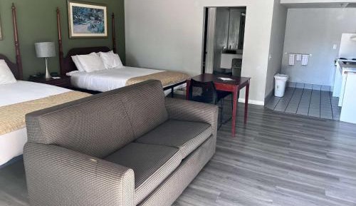 Queen Room with Two Queen Beds and Roll-In Shower - Mobility Access/Non-Smoking