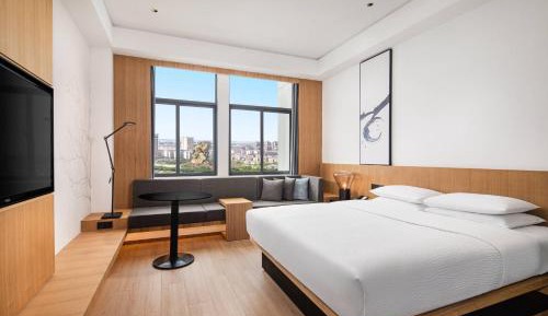 Deluxe Guest  room with 1 King, Guan Di Park view, City view