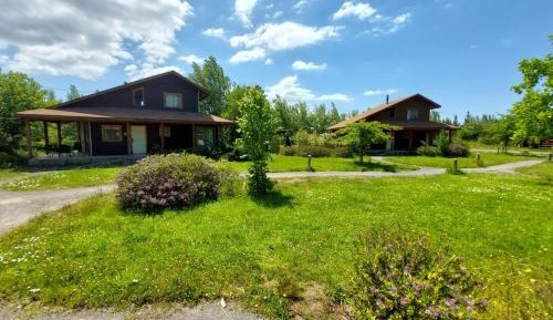 Four-Bedroom Cottage with Garden View
