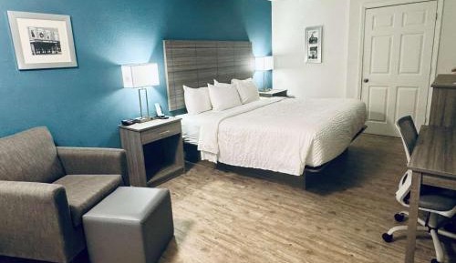 King Room with Roll-in Shower - Mobility Access/Non-Smoking
