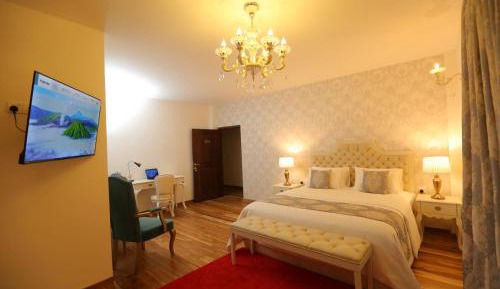 Suite with Mountain View
