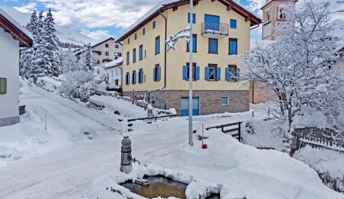 Apartment with Mountain View