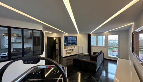 Deluxe One-Bedroom Apartment