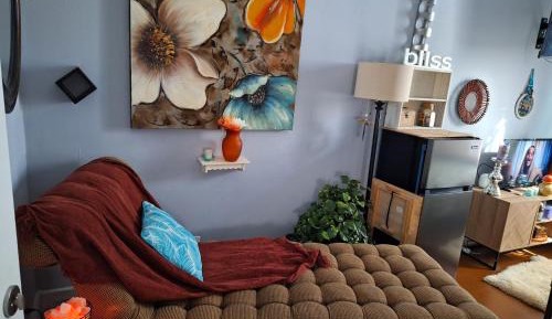 Deluxe Queen Suite