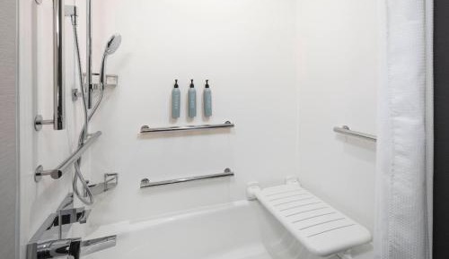 King Room with Sofa Bed and Adapted Tub - Mobility Accessible