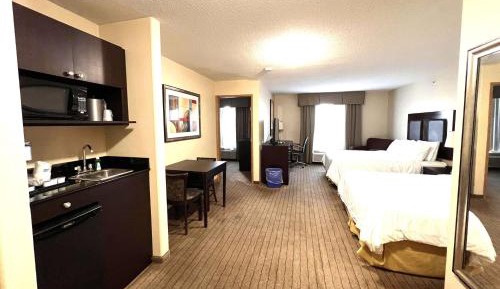 Family Suite with Two Queen Beds - Non-Smoking