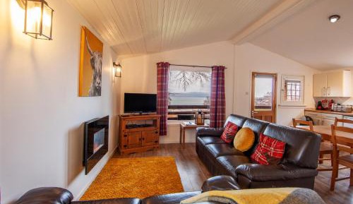Two-Bedroom Lodge with Lake View 5