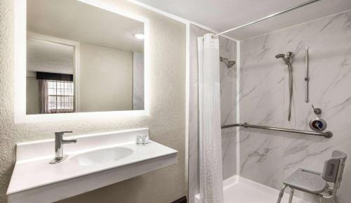 Doube Room with Two Double Beds and Roll-In Shower - Mobility/Hearing Accessible - Non-Smoking
