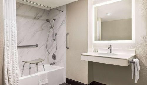 King Room with Bath Tub - Mobility/Hearing Accessible - Non-Smoking