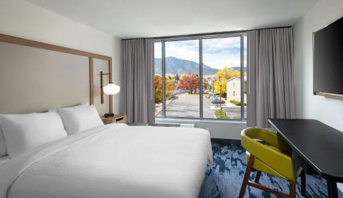 King Room with Mountain View - Hearing Accessible