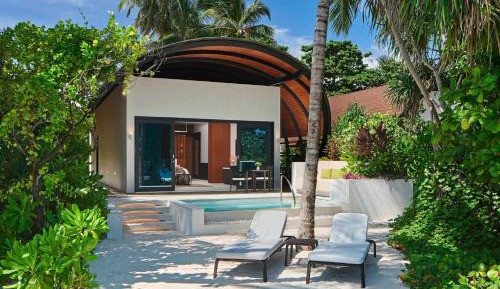 	 Deluxe Beach Villa with Pool Access, 1 King Bed
