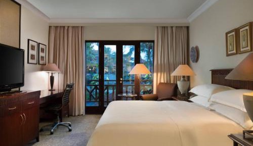 Deluxe King Room with Balcony and Garden View - Non-Smoking