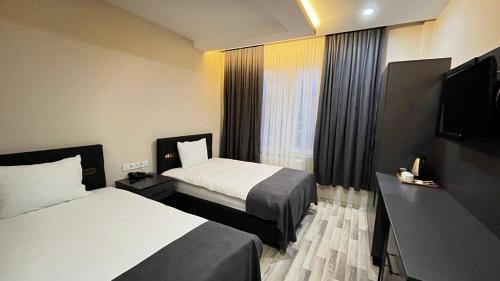 Standard Twin Room with Mountain View