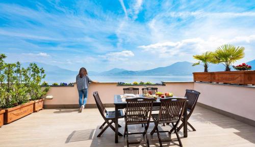 One-Bedroom Apartment with Lake View Terrace (6 Adults)