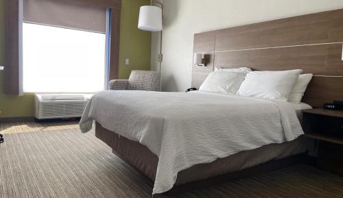 Queen Room with Hearing Mobility Accessible Tub - Non-Smoking