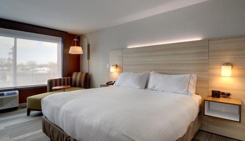 Standard King Room with Roll-in Shower - Mobility Accessible