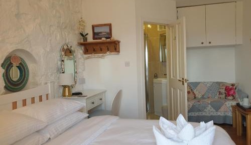 Deluxe Double Room with Side Sea View