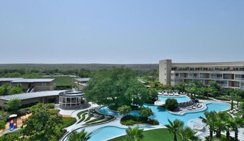 Deluxe Guest room, King, Pool view, Balcony