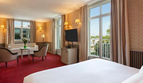 Deluxe Suite