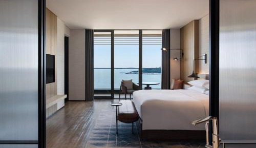 One-Bedroom Deluxe King Suite with Balcony and Ocean View