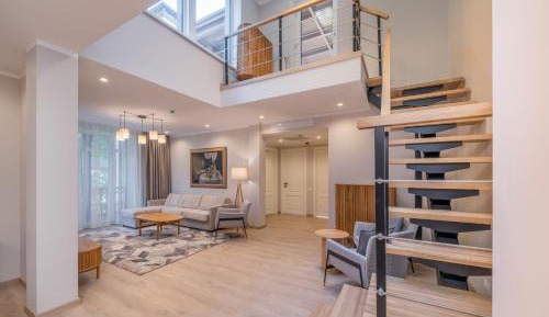 Deluxe Three-Bedroom Apartment