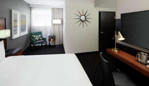 King Room with Roll-In Shower - Mobility Access