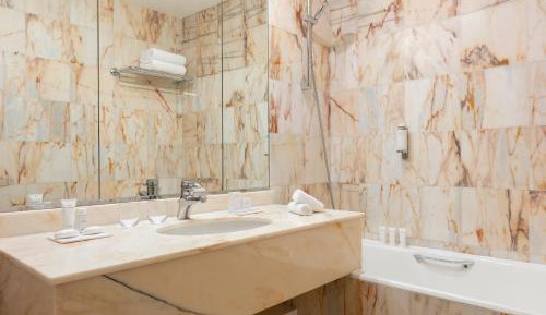 Deluxe Room with Casino & Spa Access