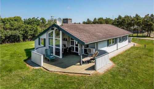 Three-Bedroom Holiday Home 