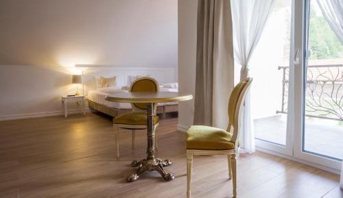 King Suite with Balcony in Small Manor House